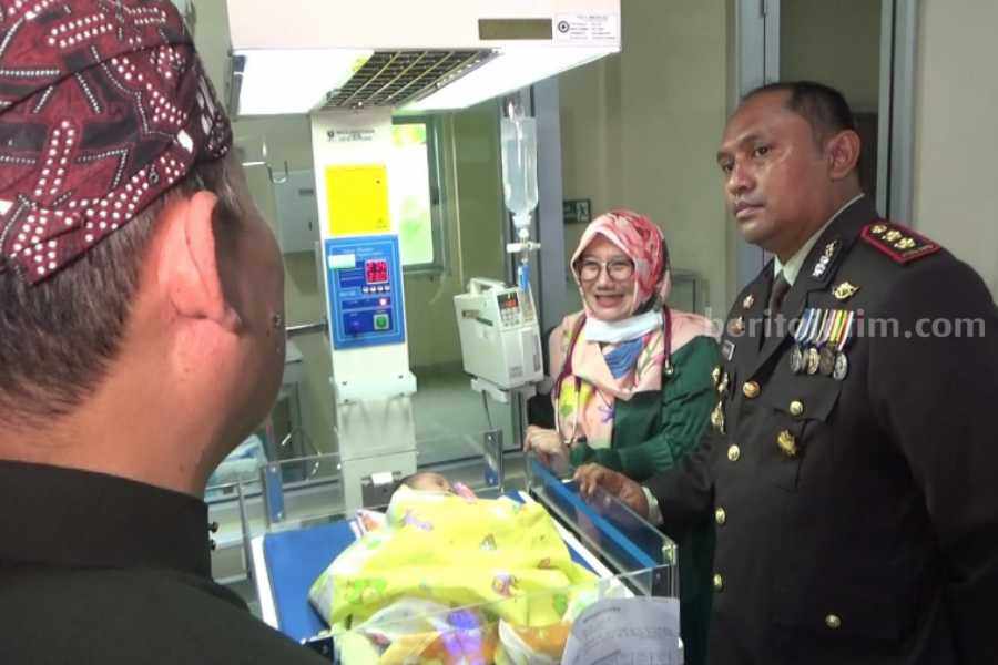 Kapolres Ngawi AKBP Dwiasi Wiyatputera saat mengunjungi bayi yang dikabarkan ditemukan di bawah kolong jembatan.