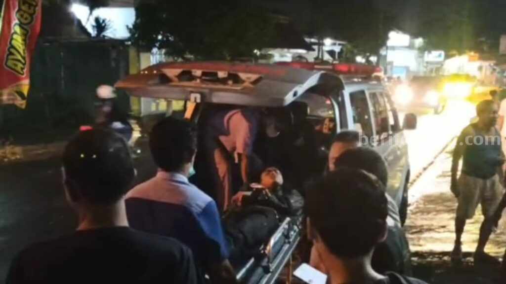 Pengendara sepeda motor dievakuasi ke Rumah Sakit Emma di Jalan Raya Ijen, Kelurahan Wates, Kecamatan Magersari, Kota Mojokerto. [Foto : ist]