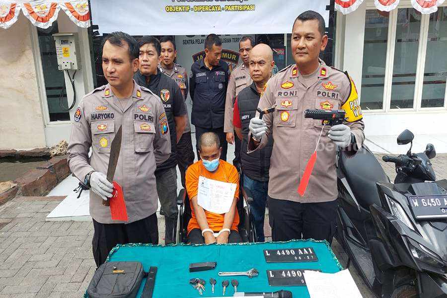 Kapolsek Gunung Anyar, Iptu Roni Ismullah (kanan) saat merilis Ali tersangka pencurian kendaraan bermotor, didampingi Kasi Humas Polrestabes Surabaya Kompol Haryoko Widi (kiri).