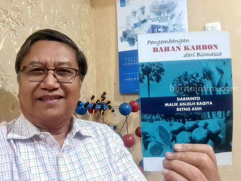 Guru Besar ITS Berhasil Inovasikan Biomassa Jadi Komponen Sel Surya Guru Besar Fisika ITS Prof Dr Darminto MSc sebagai koordinator penelitian material karbon amorf berbasis grafena