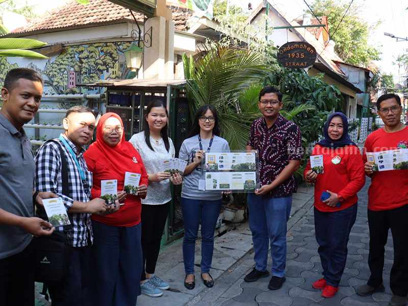 Penyerahan buku saku pada pengelola
