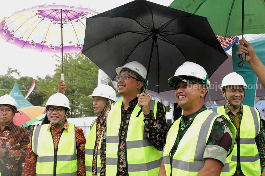 Gus Muhdlor Siapkan Holding BLUD RSUD Sidoarjo Bupati Sidoarjo H. Ahmad Muhdlor Ali (Gus Muhdlor) dalam ground breaking pembangunan gedung pusat terpadu RSUD Sidoarjo