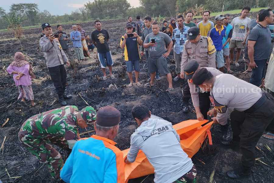 Kakek Meninggal Terbakar di Kebun Tebu Sukomoro Magetan Polisi saat mengevakuasi jenazah Sukarno, warga yang terbakar di lahan tebu masuk Kelurahan Tinap Kecamatan Sukomoro Kabupaten Magetan, Jawa Timur pada Minggu (9/7/2023) pukul 16.00 WIB.