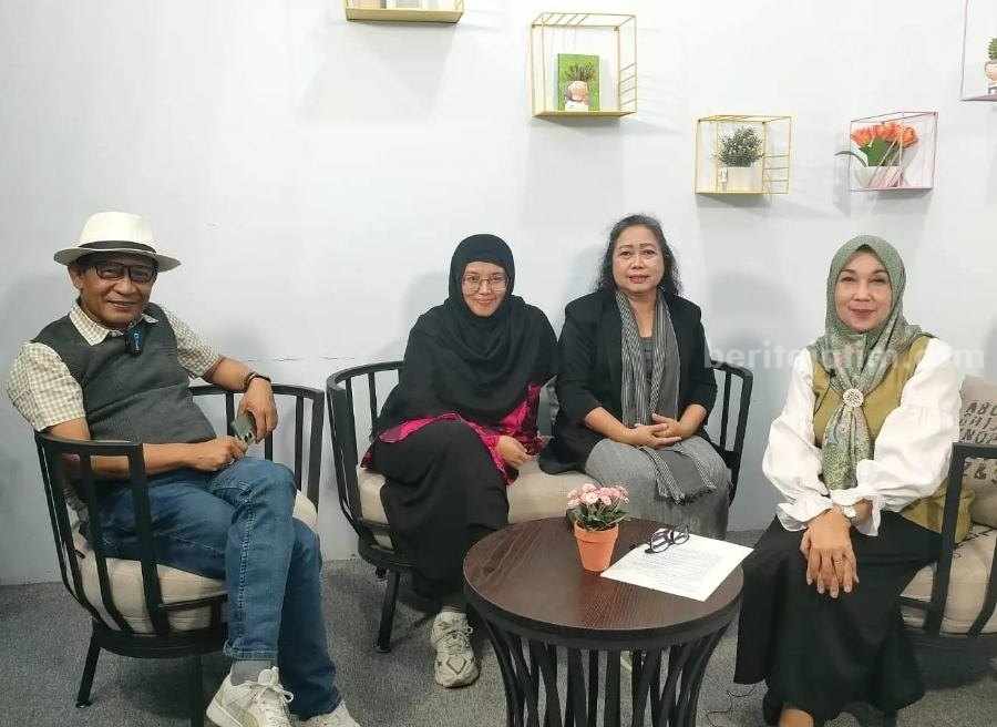 Dari kiri Dekan Fikom Unitomo Harliantara, Kaprodi S2 Fikom Unitomo Nur'annafi, dan Kaprodi S1 Fikom Unitomo, Yuli Zulaikha bersama Manajer Bidang Usaha Beritajatim.com. (Foto: istimewa)