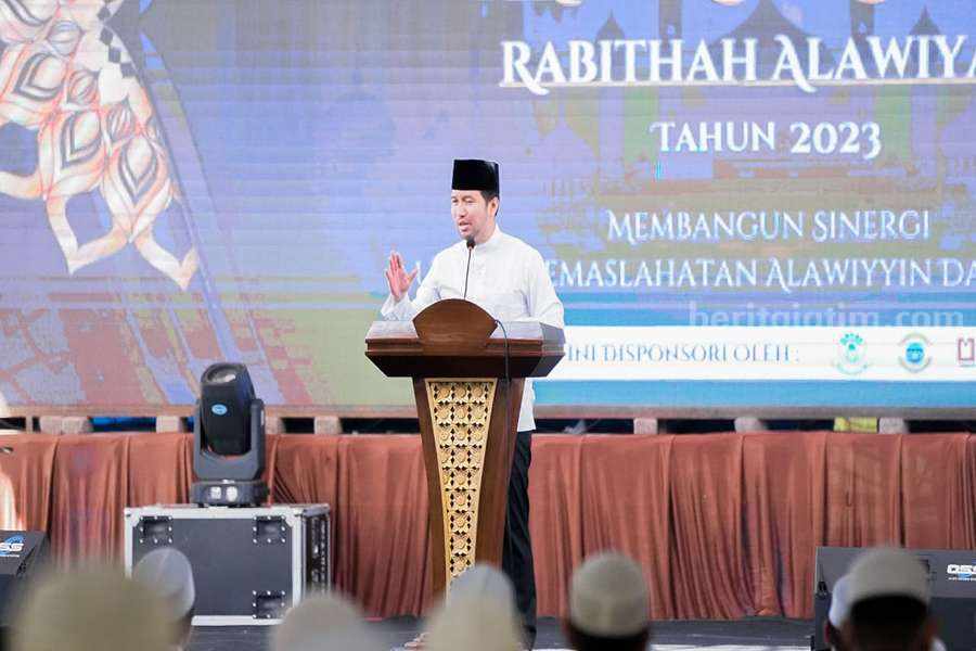 Wakil Gubernur Jawa Timur, Emil Elistianti Dardak saat memberikan sambutan di Pondok Pesantren Suniyah Salafiyah Kota Pasuruan.