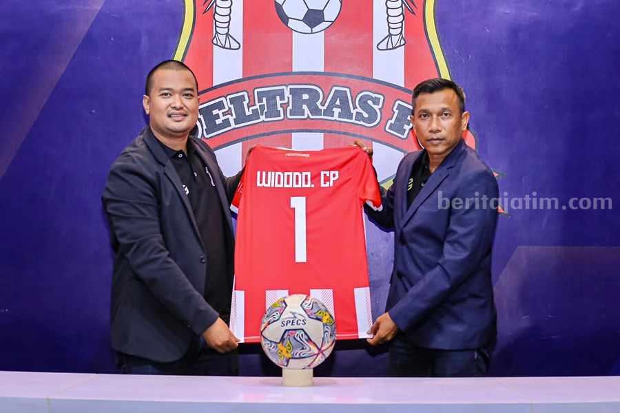 Manajer Deltras Sidoarjo Dian Felani dan pelatih Widodo Cahyono Putro
