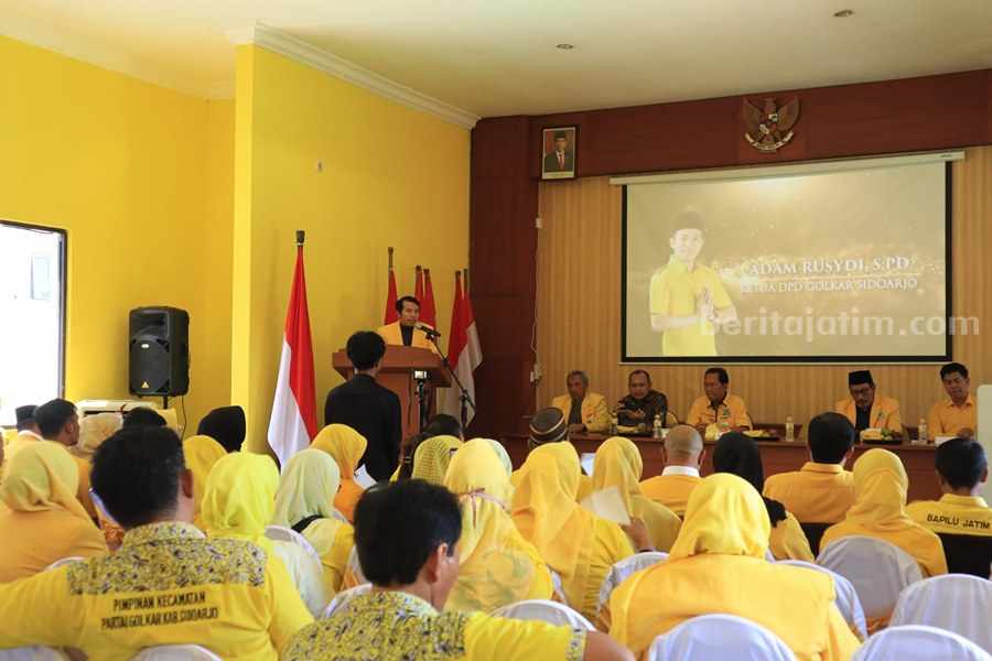 Ketua DPD Partai Golkar Sidoarjo, Adam Rusydi memimpin acara Rapimda