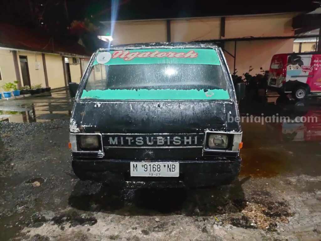 Sopir Pamekasan Tanya Perempuan di Jalan, Apakah Sudah Bersuami, Tak Dijawab, Lalu Rudapaksa Satu unit mobil pick up (pikap) Mitsubishi L300 Nopol M -9168- NB warna hitam salah satu barang bukti kasus pemerkosaan (Foto: Zamachsari/beritajatim.com)