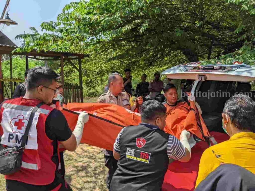 Jenazah korban saat dievakuasi ke mobil ambulance. [Foto : ist]
