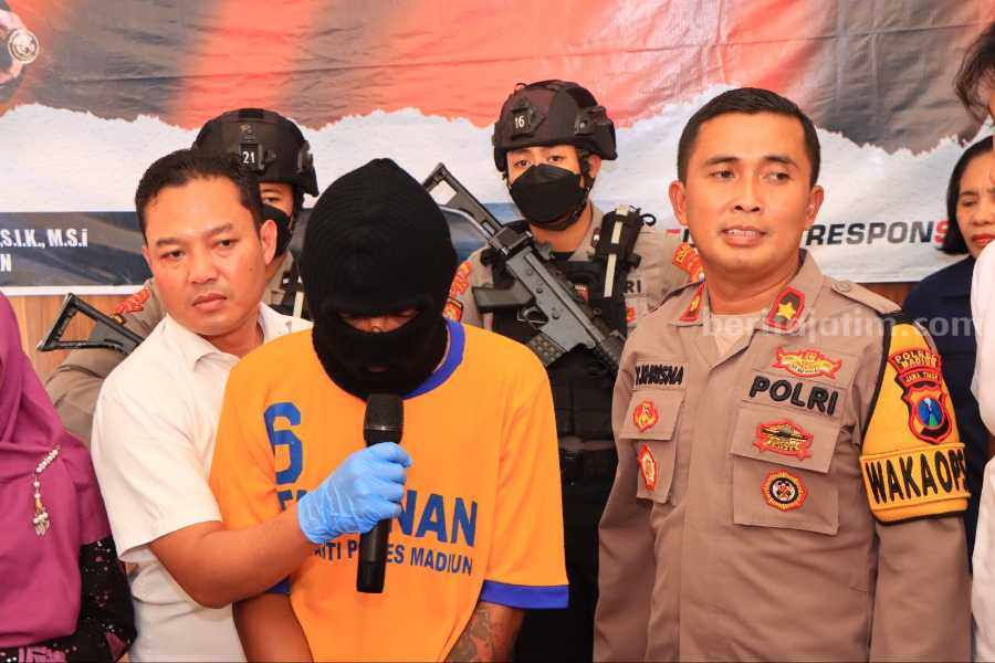 Pria Klaten Bunuh Janda di Kos Madiun, Bawa Kabur Duit Rp5 Juta dan N-Max ke Riau Tersangka pembunuhan Ikbal Riskia (28) warga Klaten Jawa Tengah yang membunuh MB, janda asal Ponorogo, di rumah kos Dolopo, Madiun, saat dihadirkan dalam konferensi pers di Joglo Polres Madiun, Selasa (11/7/2023)