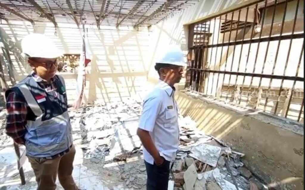 Pemantauan pengerjaan gedung Satreskrim Polres Bangkalan (Foto: Zamachsari/beritajatim.com)