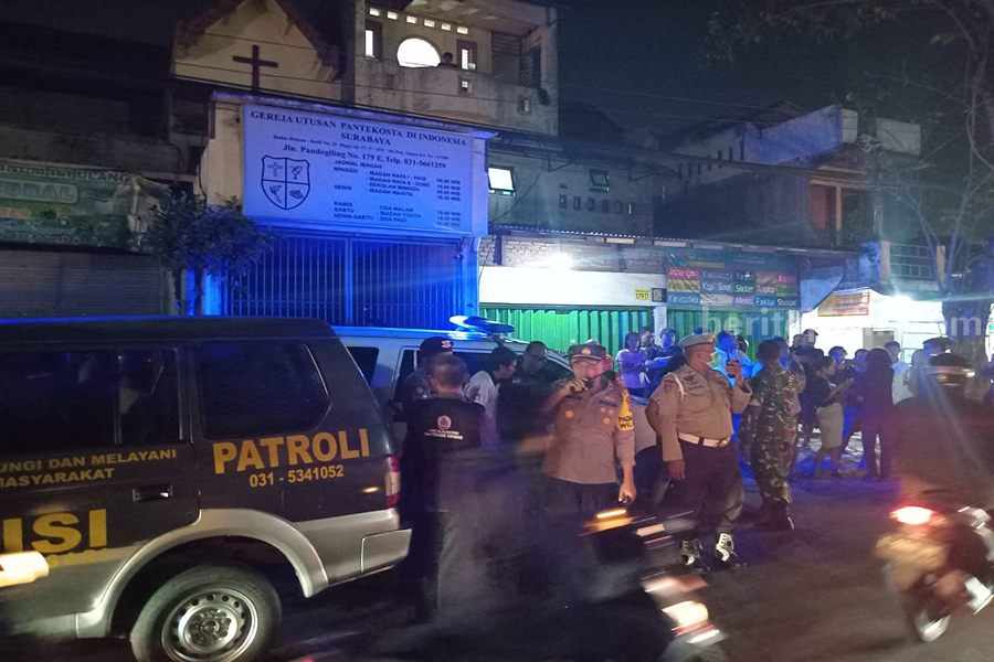 Petugas kepolisian saat berjaga di Jalan Pandegiling usai keributan, Rabu (12/07/2023). (Foto/ist)