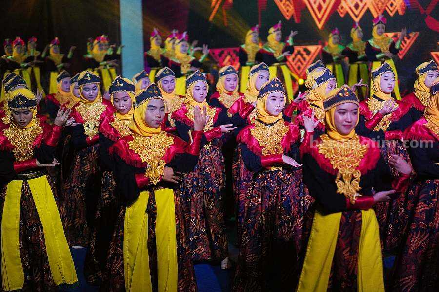 Tari Kolosal Catur Piwulang yang dipersembahkan oleh 99 Santri dari Pesantren Sunan Drajat Lamongan.