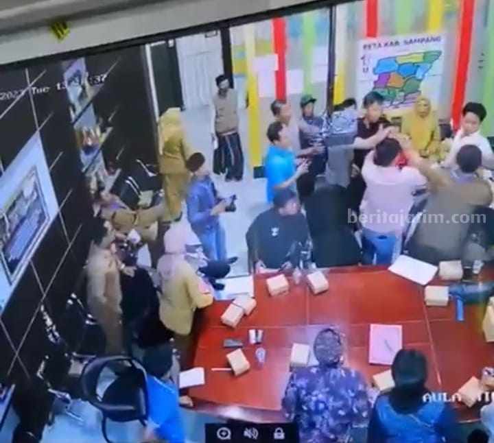 Potongan vidoe aksi pemukulan saat audensi antivis dan tenaga kesehatan di Sampang (Foto: Zamachsari/beritajatim.com)