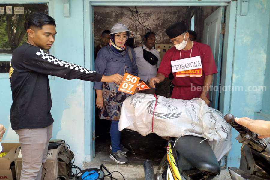Amil saat memperagakan adegan pembunuhan yang dilakukannya terhadap Sadi.