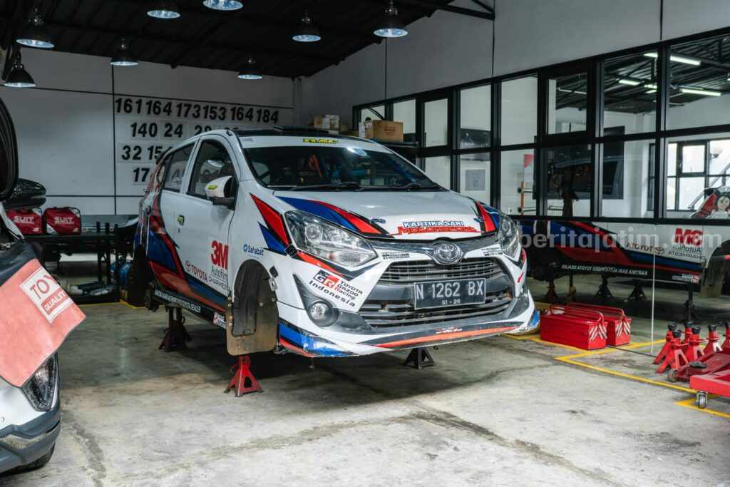 Mobil balap tim Toyota Kartika Sari Motorspot.