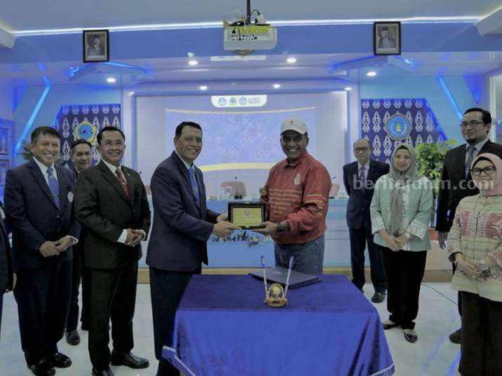 Penandatanganan MoU UHT Surabaya dan Unesa