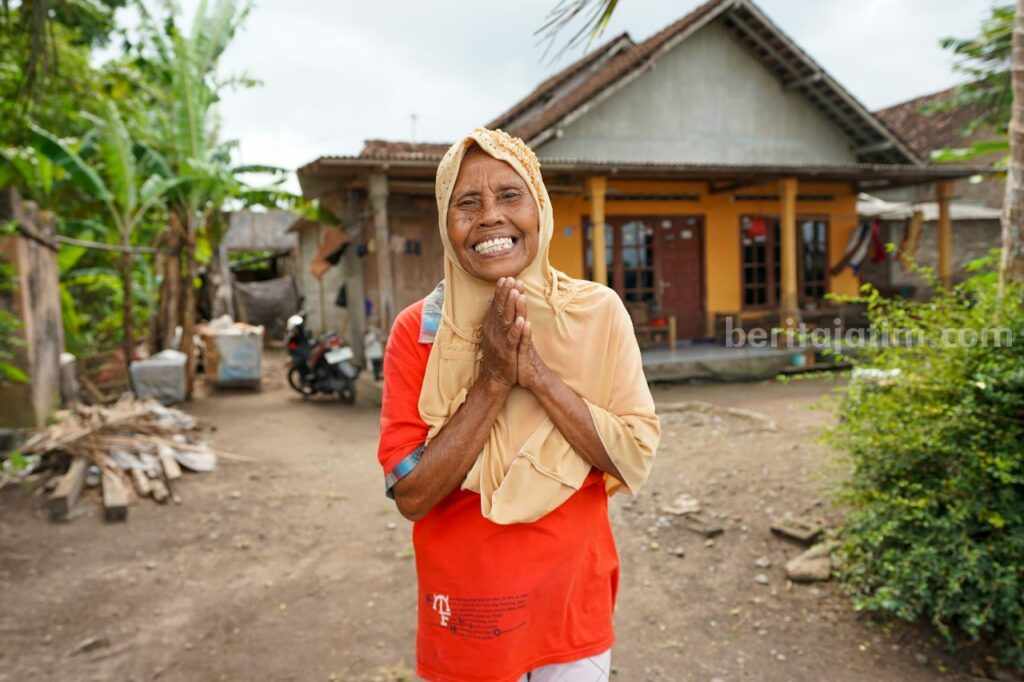 Lansia Korban Gempa di Bantul Terharu Dapat Bantuan dari SIG Boniyem 73 tahun warga Desa Ngemplak, Kelurahan Srigading, Kecamatan Sanden, Bantul, terenyuh menerima bantuan dari SIG