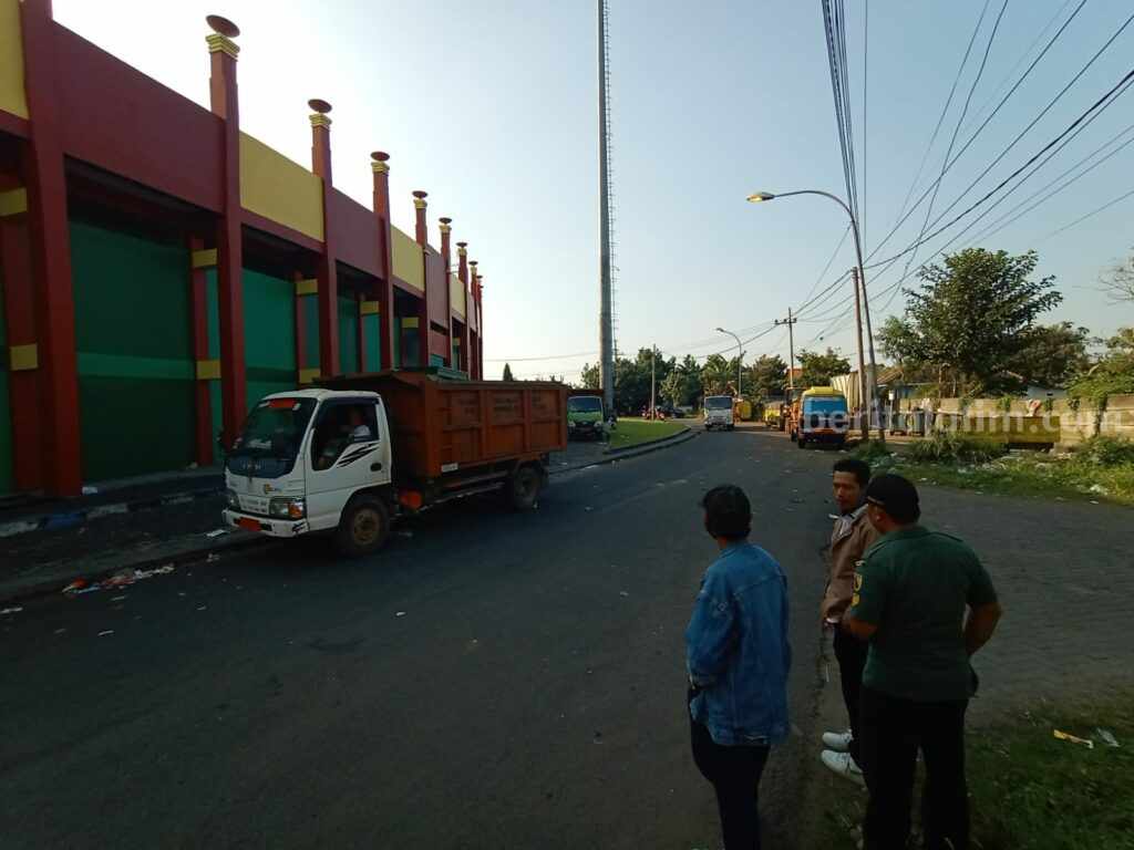 Truk pengangkut sampah di Bangkalan yang parkir di sekitar SGB (Foto: Zamachsari/beritajatim.com)