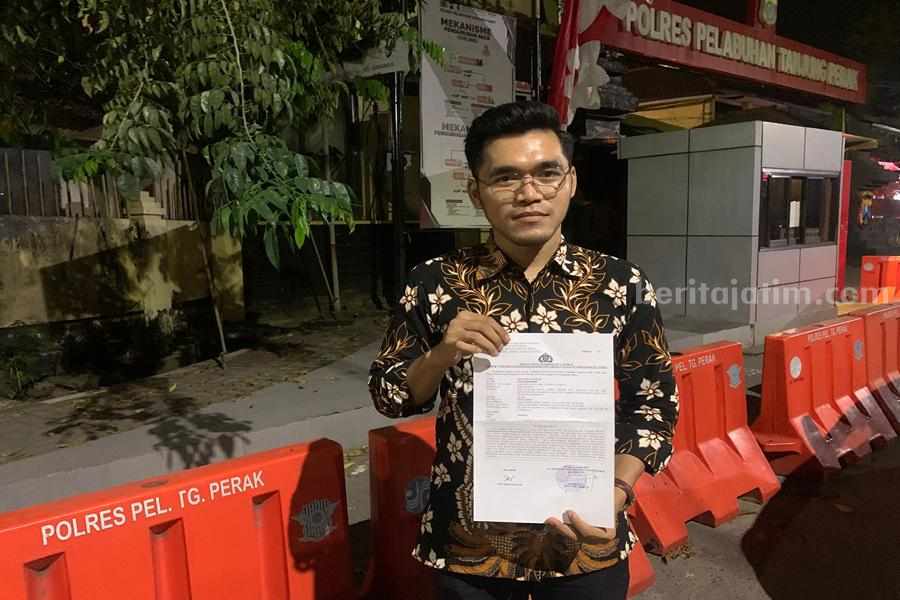 Penasehat Siti, Ghufron usai melaporkan kejadian penganiayaan ke Polres Pelabuhan Tanjung Perak, Kamis (13/07/2023). (Foto/Anggadia).