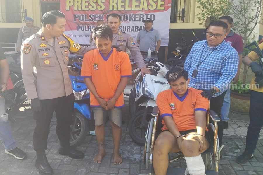 Polsek Simokerto Tembak Bandit Curanmor 11 TKP Surabaya-Pasuruan Achmadi dan Iqbal di Polsek Simokerto, Kamis (13/07/2023). (Foto/anggadia)