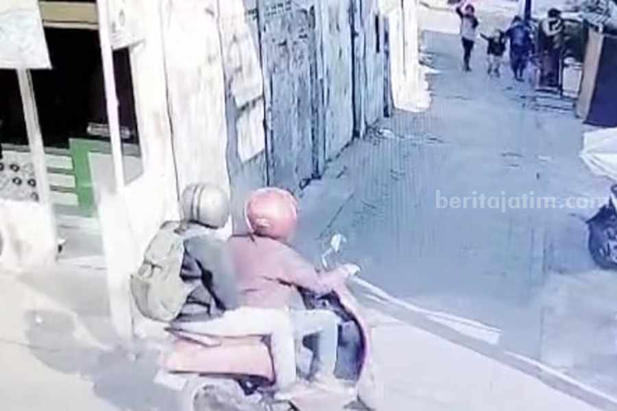 Nekat, Dua Bandit Curanmor di Surabaya Beraksi Siang Hari Dua bandit curanmor Surabaya yang terekam CCTV di Tegalsari, Rabu (12/07/2023) kemarin.