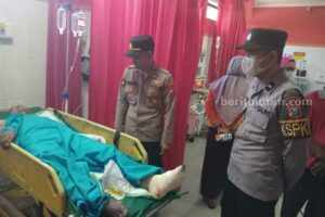 Polisi saat mengunjungi korban kebakaran lahan tebu Desa Kentangan, Sukomoro, Magetan di RSUD dr Sayidiman Magetan. Polisi saat mengunjungi korban kebakaran lahan tebu Desa Kentangan, Sukomoro, Magetan di RSUD dr Sayidiman Magetan.