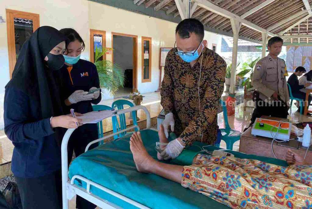 MMD UB Skrining dan Edukasi Penyakit Kronis Masyarakat Desa di Madiun Skrining dan edukasi penyakit kronis bagi warga di desa Nglambangan dan Mojorayung (Foto: Istimewa)