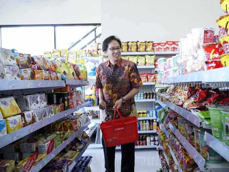 ITS Mart Bakal Pasarkan Produk Ciptaan Mahasiswa Rektor ITS Prof Mochamad Azhari berbelanja di ITS Mart