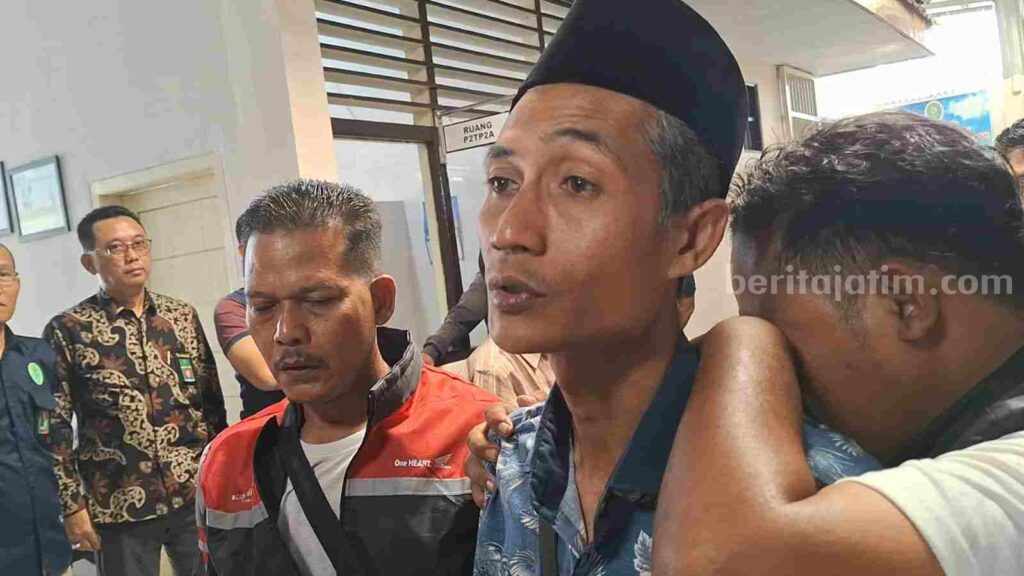 Ayah korban, Atok Utomo (40) usai persidangan. [Foto : Misti/beritajatim.com]
