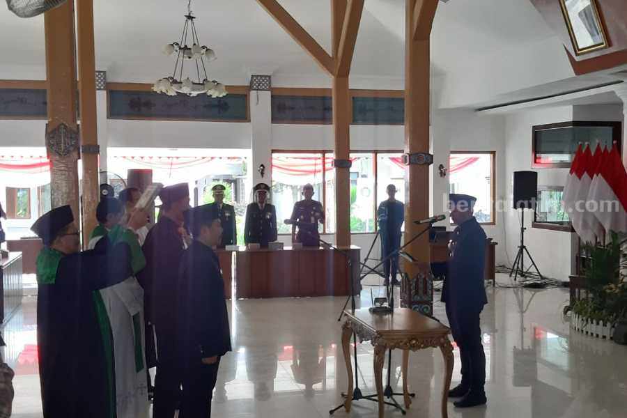 Bupati Ngawi Ony Anwar Harsono saat melantik dan mengambil sumpah Jabatan Pimpinan Tinggi Pratama dan Administrator di lingkup Pemkab Ngawi bertempat di Pendopo Wedya Graha Ngawi, Jum'at (14/7/2023).