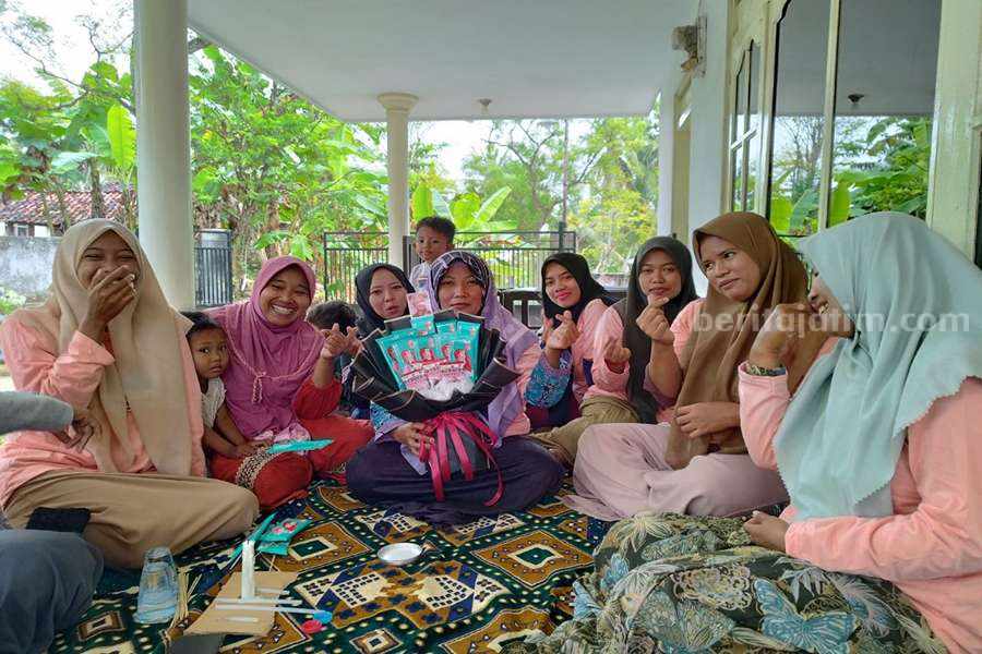 Mak Ganjar latih ibu-ibu membuat buket snack
