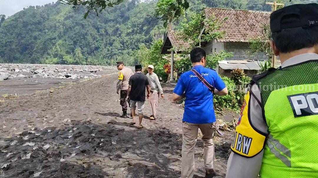 Anggota Polres Malang, harus berjalan sejauh 2,7 kilometer menuju desa Purwoharjo, Kecamatan Ampelgading, Kabupaten Malang yang terisolir dampak banjir lahar dingin gunung semeru, Minggu (15/7/2023).