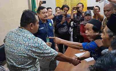 Pihak keluarga tak terima dengan vonis yang dijatuhkan Hakim BM Cintia Buana. [Foto : Misti/beritajatim.com]