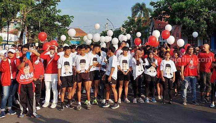 Ribuan warga mengenakan kaos bergambar Ganjar Pranowo