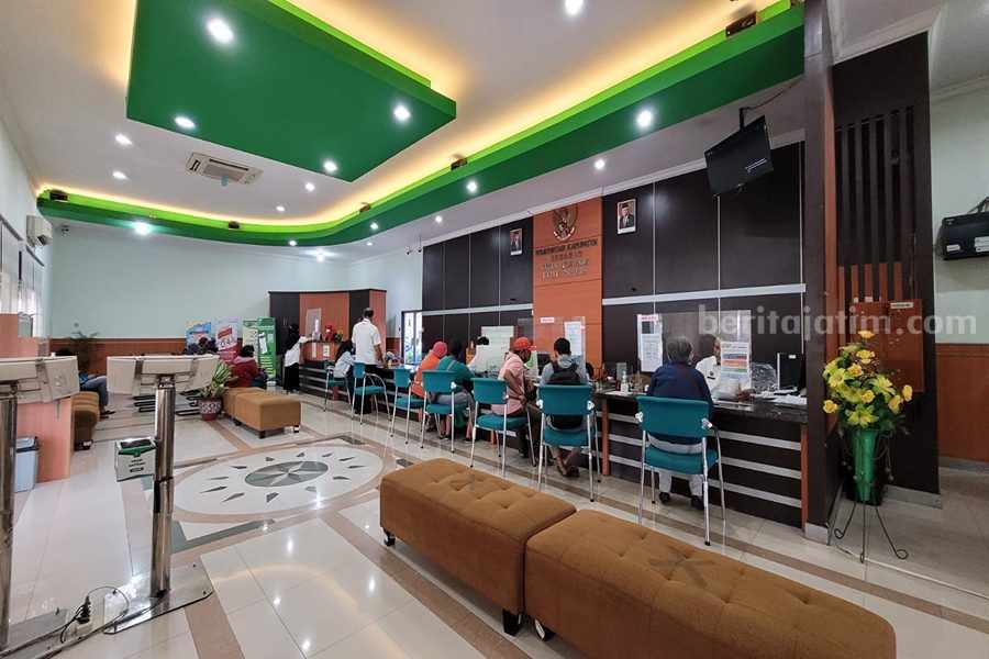 Para wajib pajak sedang melakukan pembayaran di kantor BPPD Sidoarjo.