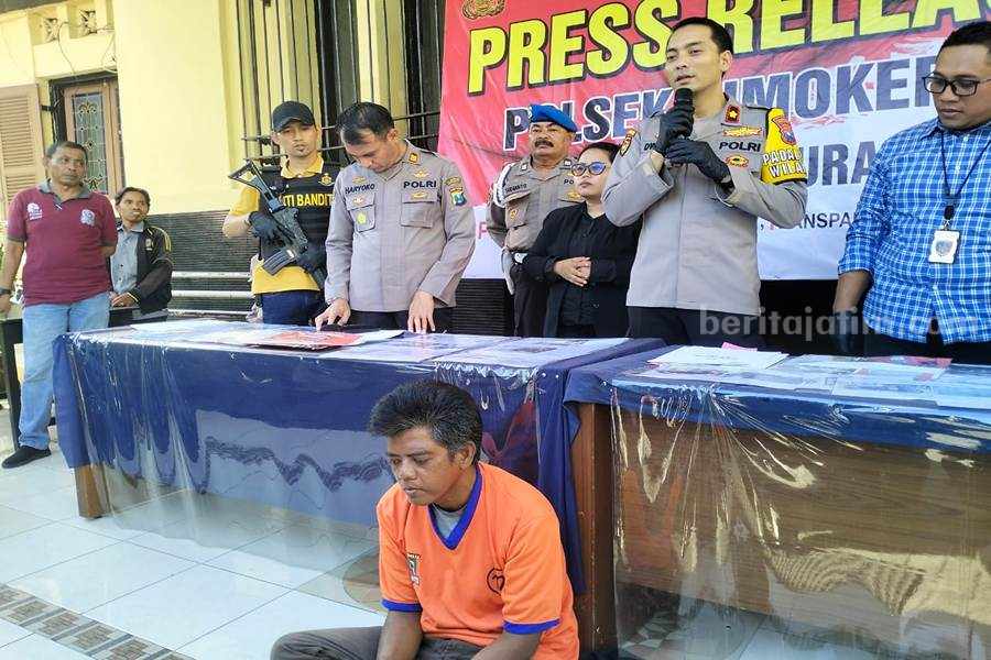 Zainuddin (baju orange) saat dirilis di Polsek Simokerto