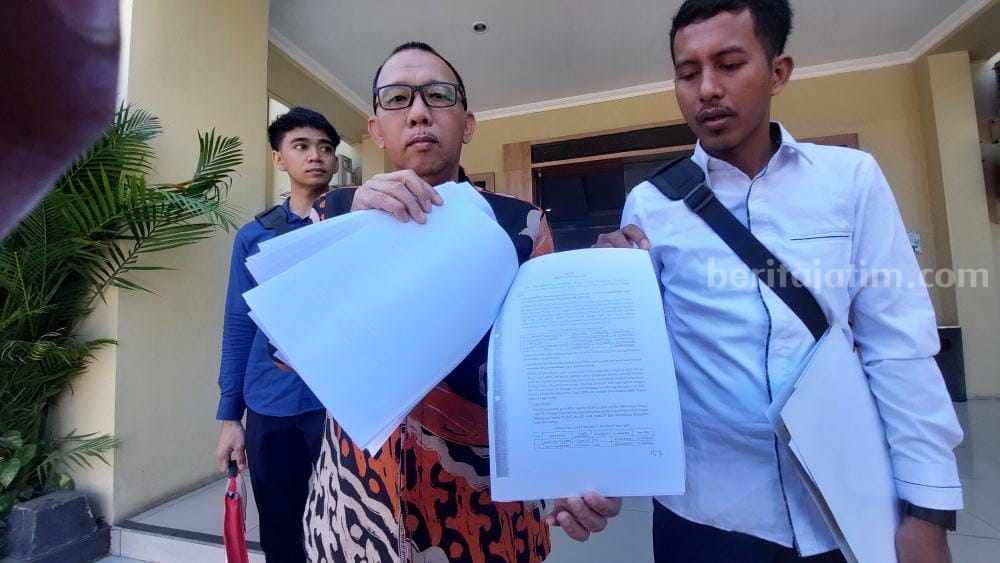 LBH KAI Melaporkan Adanya Dugaan Korupsi di PT IMS Muhammad Yunus didampingi tim kuasa hukum dari LBH KAI Jatim, Abdul Malik mendatangi Sentra Pelayanan Kepolisian Terpadu (SPKT) Polda Jatim, Senin (17/7/2023).
