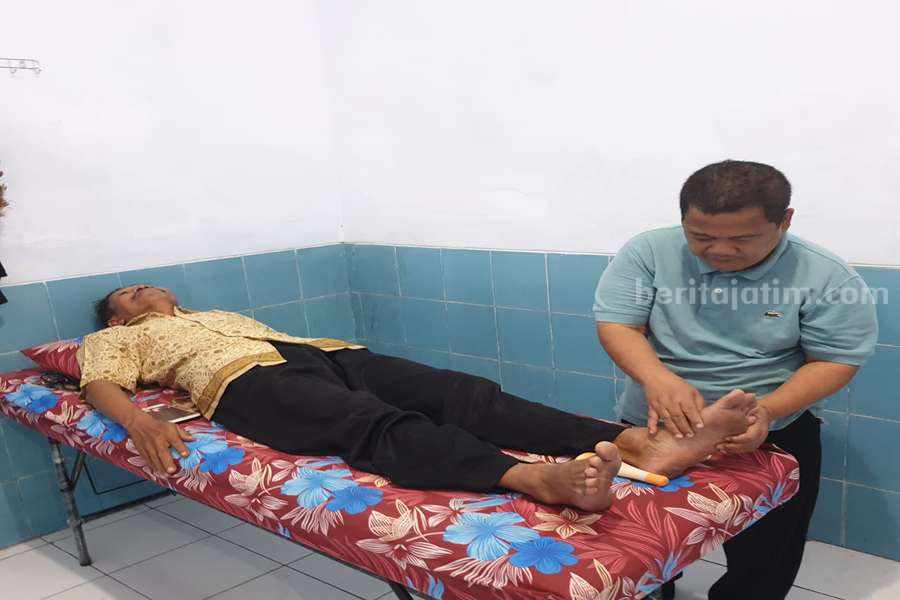 Salah satu terapis saat memijat pasiennya di Rumah Hebat (Rehat).