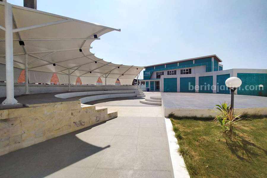 Bangunan amphitheatre yang berada di kawasan alun-alun Kota Pasuruan