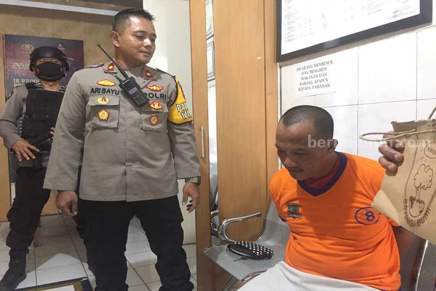 Ahmad Solik (baju orange) saat diamankan di Polsek Tambaksari beberapa waktu lalu. (Foto/ist)
