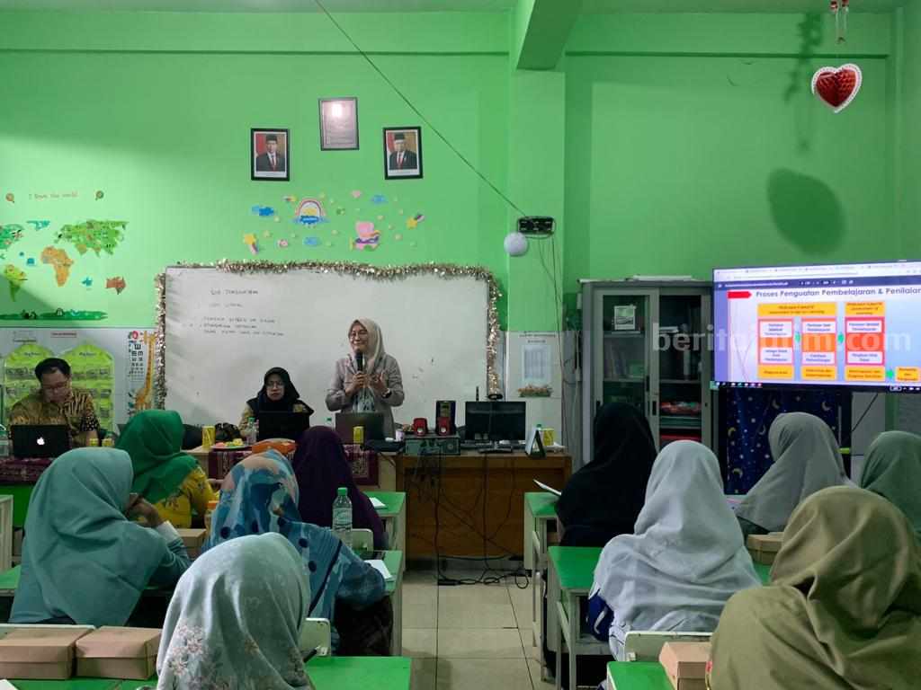 Guru MINU KH Mukmin Sidoarjo saat pelatihan
