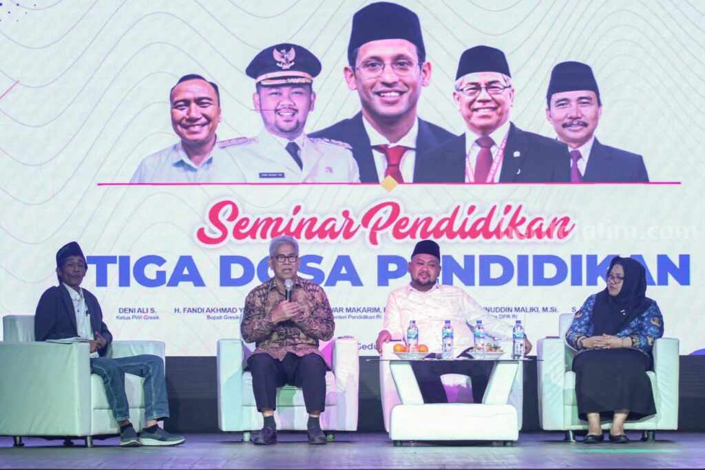 PWI Gresik dan Dispendik Gelar Seminar Tiga Dosa Besar Pendidikan PWI Kabupaten Gresik berkolaborasi dengan Dinas Pendidikan menggelar seminar tiga dosa besar pendidikan