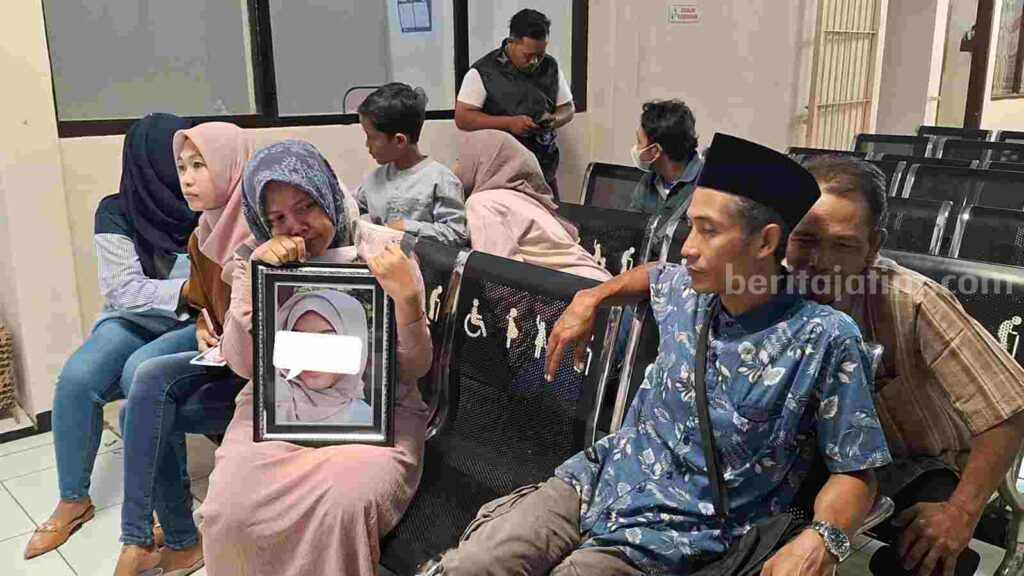 Kedua orang tua korban, AE (15) saat menunggu di ruang tunggu PN Mojokerto saat sidang vonis, Jumat (14/7/2023) pekan lalu. [Foto : Misti/beritajatim.com]