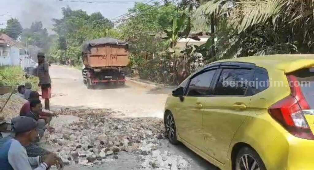 Luput Perhatian Pemerintah, Warga Bangkalan Perbaiki Jalan Raya Secara Swadaya Perbaikan jalan raya di Bangkalan, secara swadaya (Foto: Zamachsari/beritajatim.com)