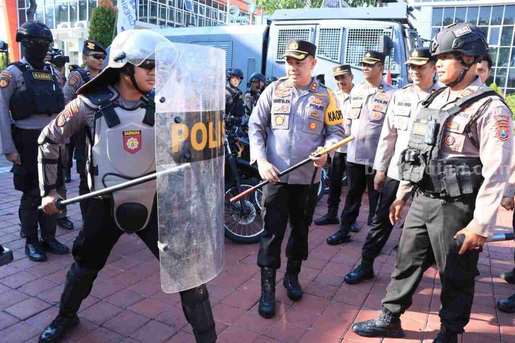 Kapolres Gresik AKBP Adhitya Panji Anom (dua dari kanan) saat mengecek peralatan yang dipakai anggota dalmas