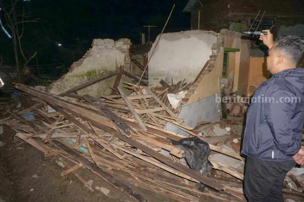 Diterjang Longsor, Bangunan SD Negeri di Pulau Bawean Direlokasi Bangunan SD Negeri 357 di Pulau Bawean, Gresik rata dengan tanah usai diterjang longsor