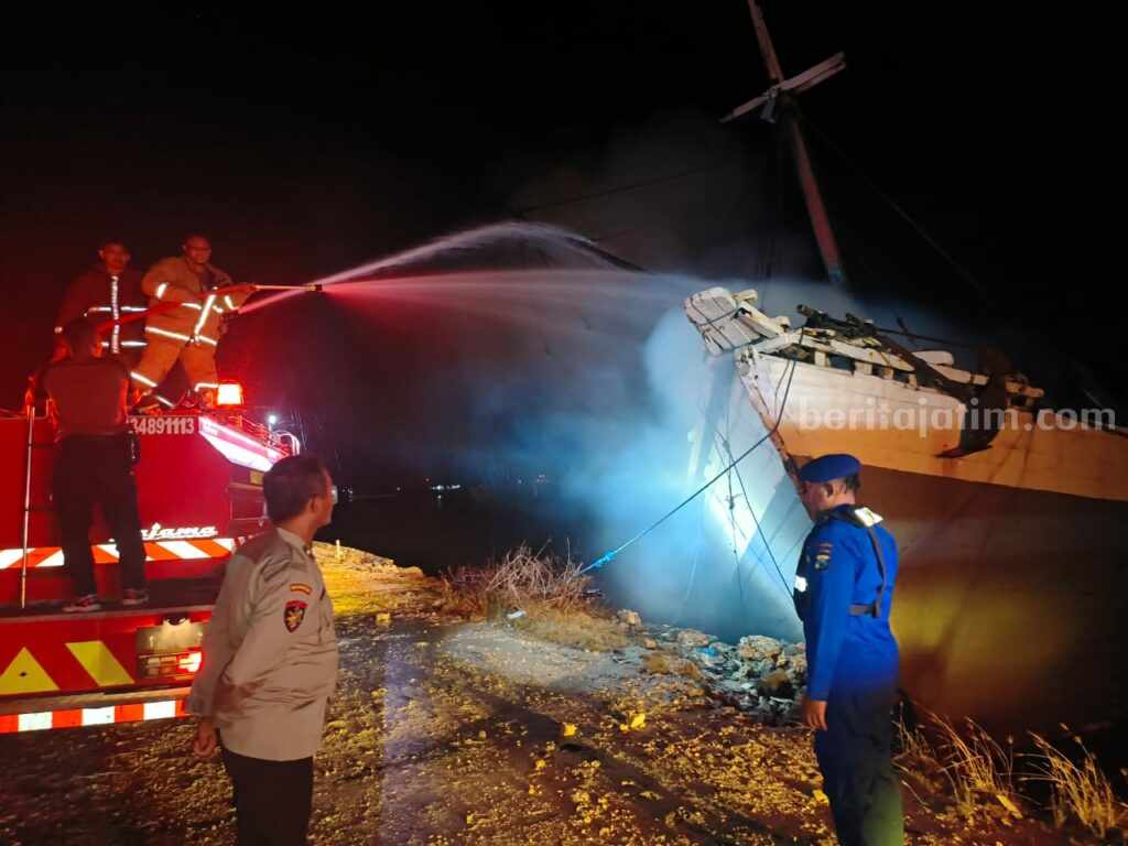 Diduga Korsleting, KLM Usaha Bersama Terbakar di Pelabuhan Gersik Putih Sumenep Kebakaran Kapal 'Usaha Bersama' (foto : ist)