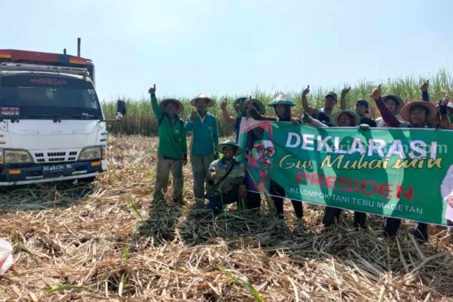 Petani tebu di Desa Banjarejo, Kecamatan Ngariboyo, Kabupaten Magetan, Jawa Timur saat mendukung Muhaimin jadi presiden, Selasa (18/7/2023)