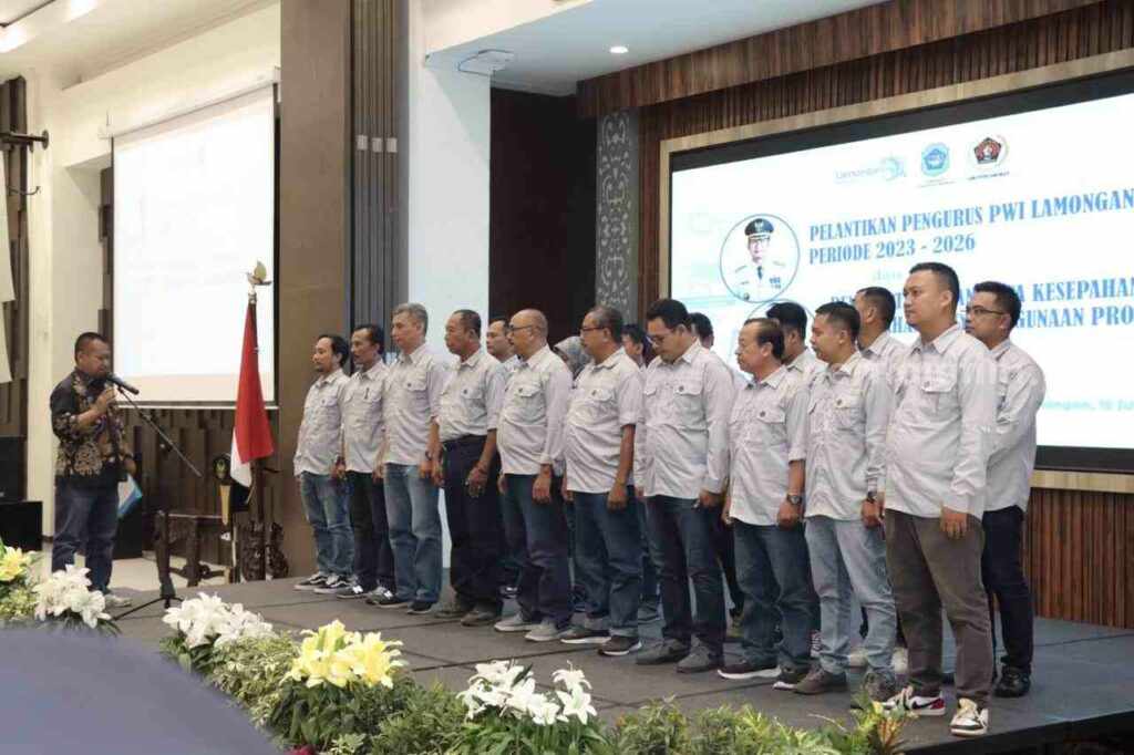 PWI Lamongan Resmi Dikukuhkan, Forkopimda Tandatangani Nota Kesepahaman Acara pengukuhan PWI Lamongan periode 2023-2026, yang digelar di Aula Gajah Mada Lantai 7, Gedung Pemkab Lamongan.